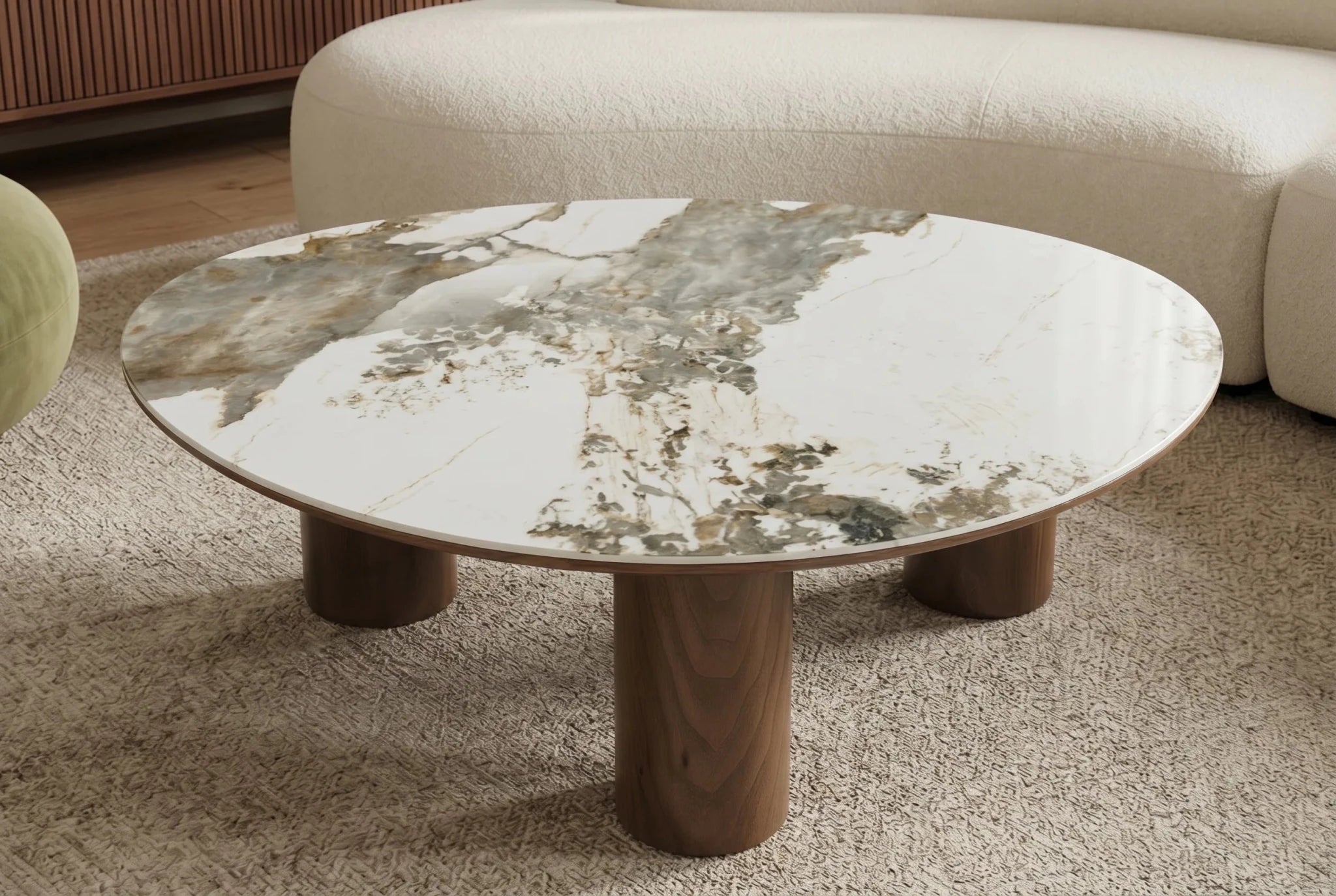 Stolik kawowy 110 × 80 cm z biało-brązowym ceramicznym blatem i trzema nogami w kolorze orzechowego brązu.