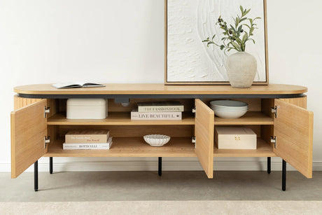 Nowoczesna szafka RTV z MDF w naturalnym fornirze dębowym, z ryflowanymi bokami, zaokrąglonymi krawędziami, czarnymi metalowymi nóżkami i drzwiami na magnes bez uchwytów