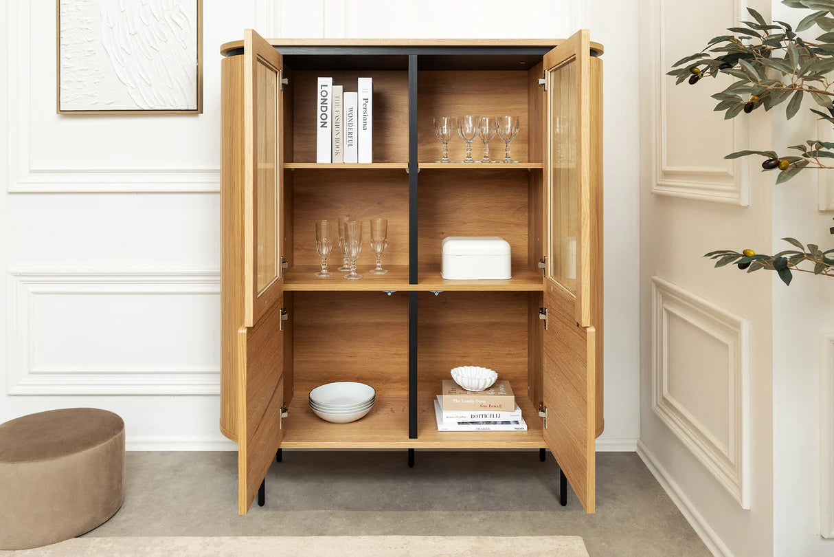 Witryna z dębowym fornirem na czarnych metalowych nogach, zaokrąglone rogi, ryflowane boki, przeszklone drzwiczki