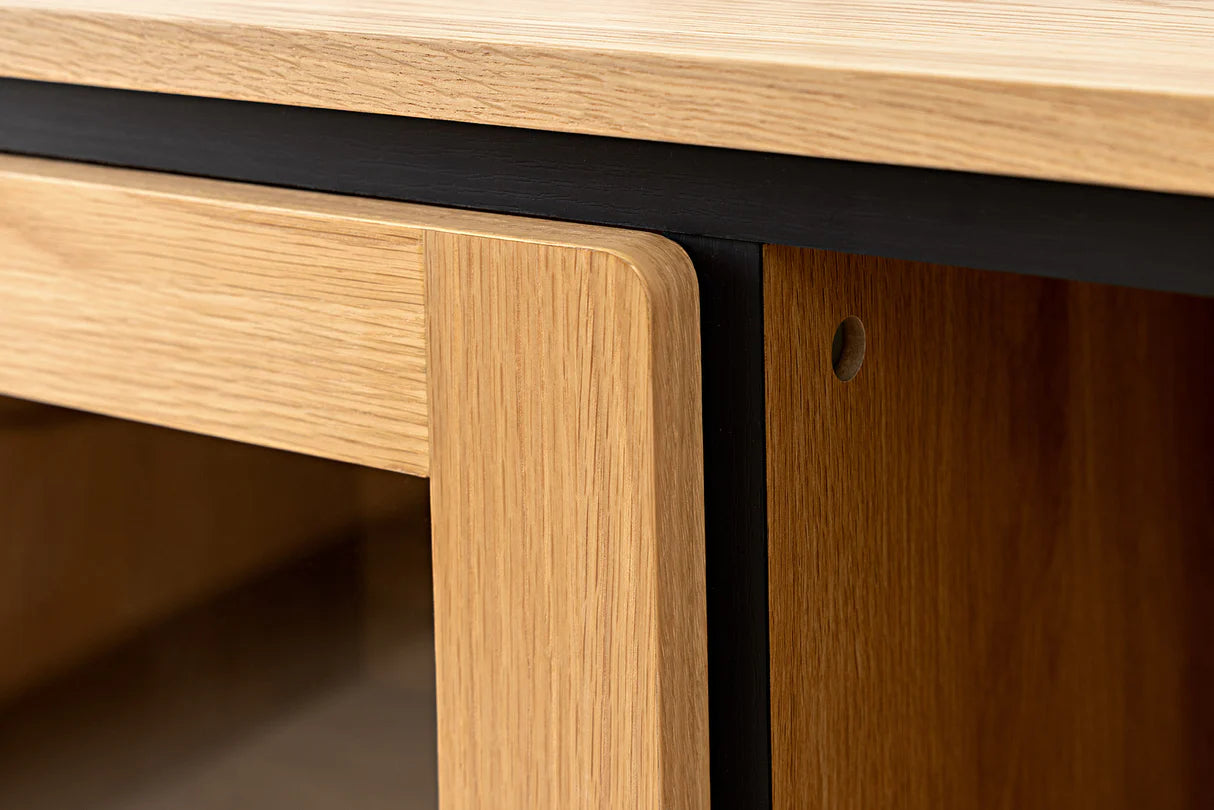 Witryna z dębowym fornirem na czarnych metalowych nogach, zaokrąglone rogi, ryflowane boki, przeszklone drzwiczki