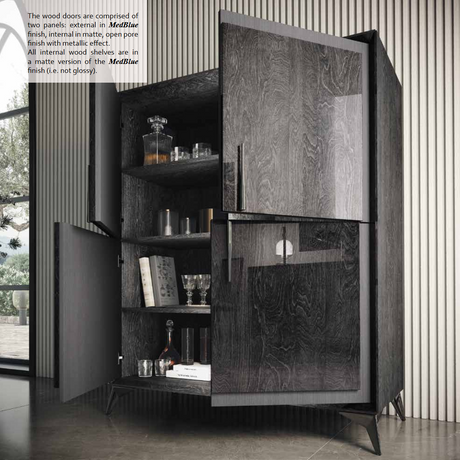 Komoda 120 cm 4-drzwiowa Krystal Grey w kolorze szary dąb z wykończeniem w wysokim połysku i metalowymi uchwytami