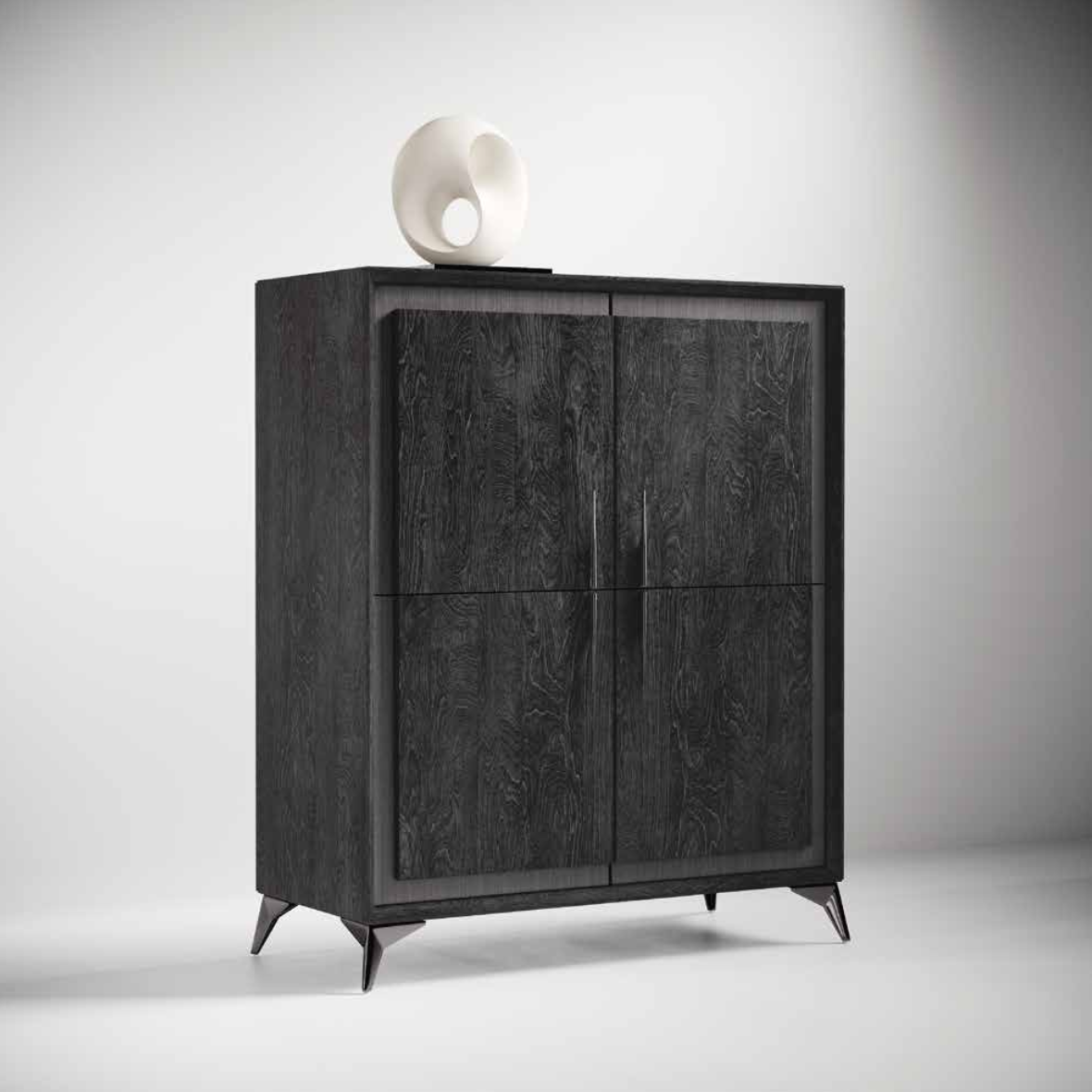 Komoda 120 cm 4-drzwiowa Krystal Grey w kolorze szary dąb z wykończeniem w wysokim połysku i metalowymi uchwytami