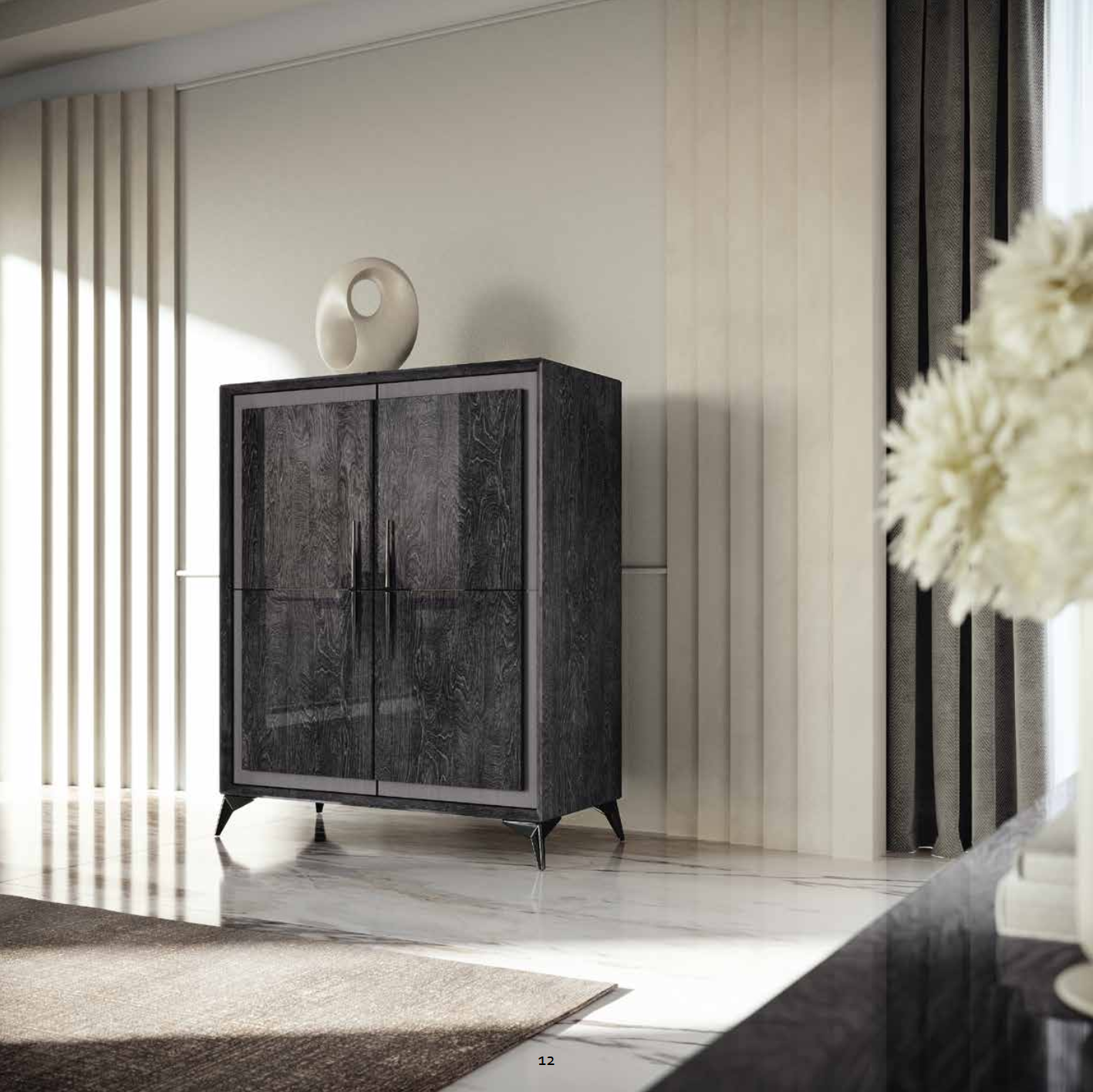 Komoda 120 cm 4-drzwiowa Krystal Grey w kolorze szary dąb z wykończeniem w wysokim połysku i metalowymi uchwytami