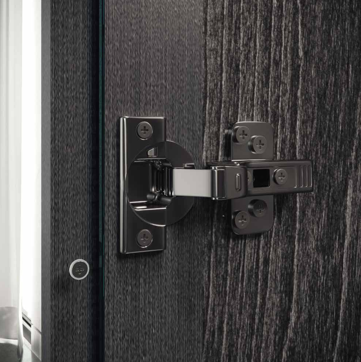 Komoda 120 cm 4-drzwiowa Krystal Grey w kolorze szary dąb z wykończeniem w wysokim połysku i metalowymi uchwytami